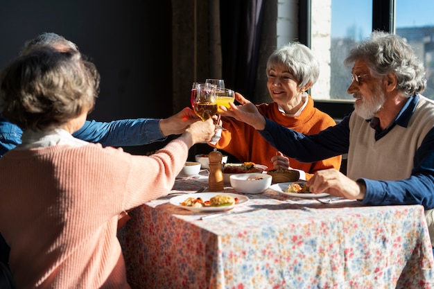 Photo gratuite groupe d'aînés d'amis faisant la fête