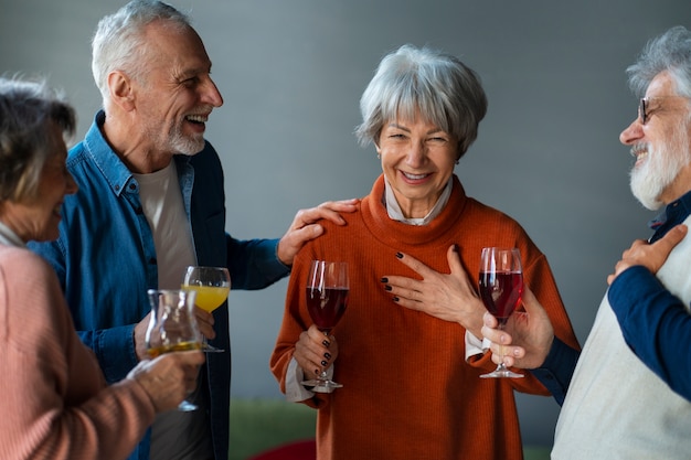 Groupe d'aînés d'amis faisant la fête