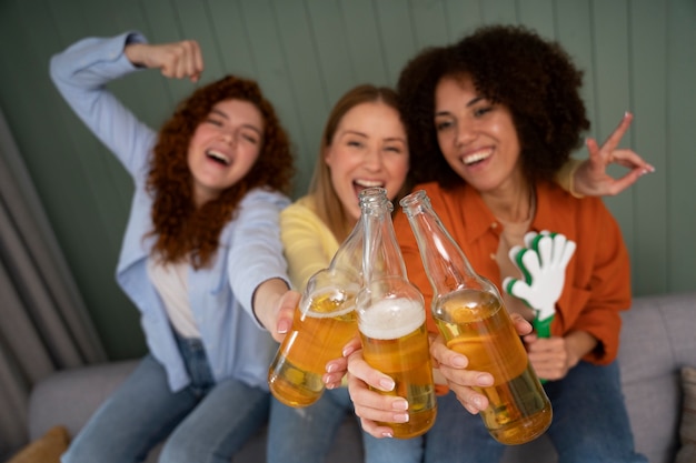 Photo gratuite groupe d'amies à la maison regardant des sports ensemble