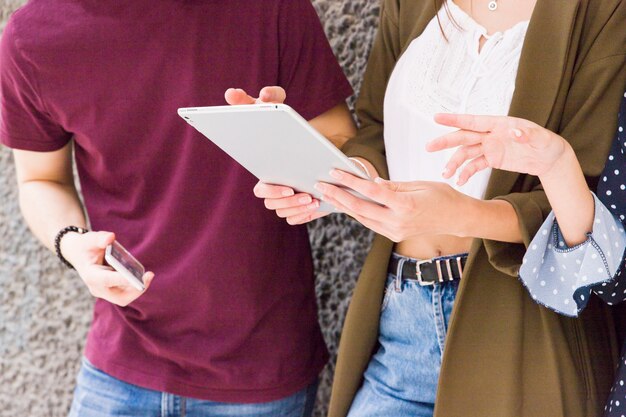 Groupe d&#39;amis à l&#39;aide de tablette numérique