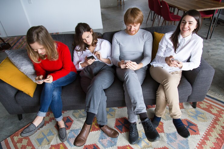 Photo gratuit groupe d&#39;amis à l&#39;aide de téléphones
