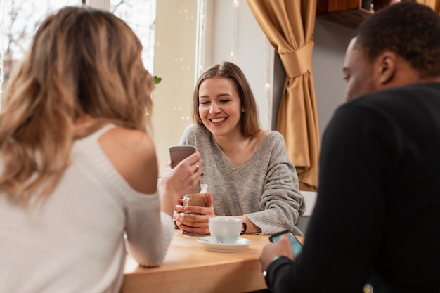 Groupe d'amis à angle élevé au restaurant