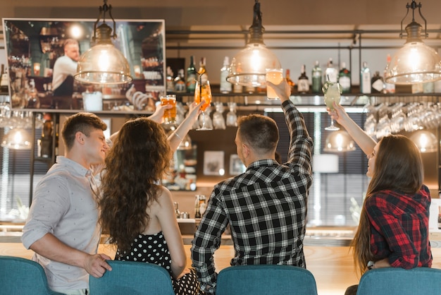 Groupe d&#39;amis appréciant les boissons au bar