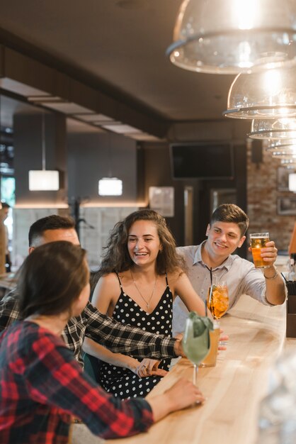 Groupe d&#39;amis appréciant les boissons au chiot