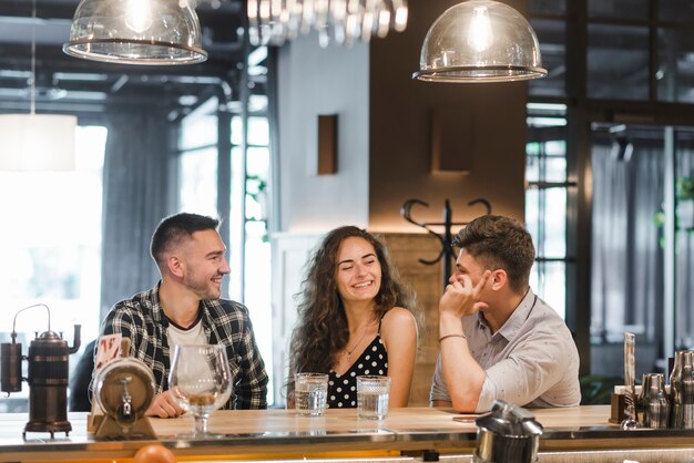 Groupe d&#39;amis appréciant dans le bar