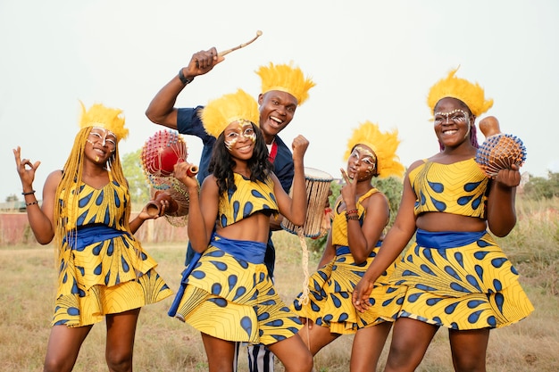 Groupe d'amis au carnaval africain