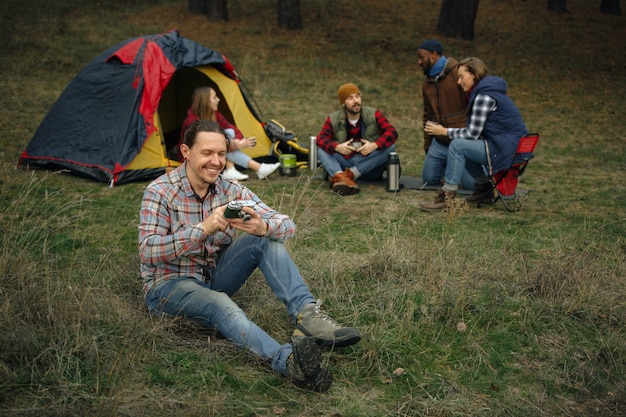 Photo gratuite groupe d'amis en camping ou en randonnée en automne