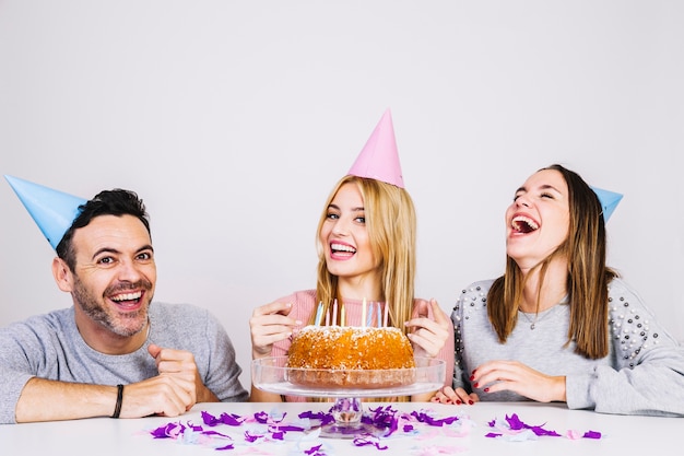 Photo gratuite groupe d'amis célébrant l'anniversaire