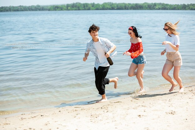 Groupe d'amis célébrant à la plage