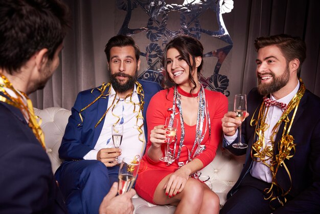 Groupe d'amis avec champagne à la fête du nouvel an