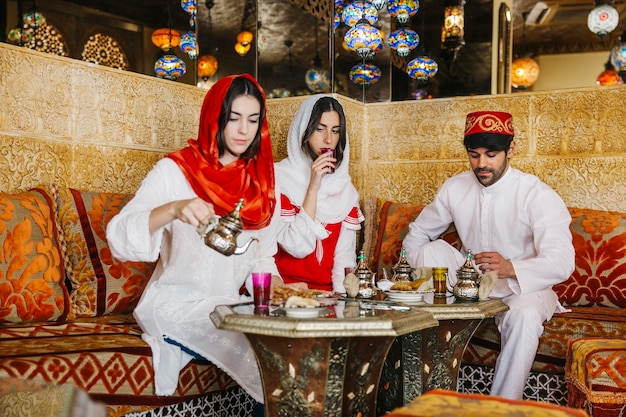 Groupe d&#39;amis dans un restaurant arabe