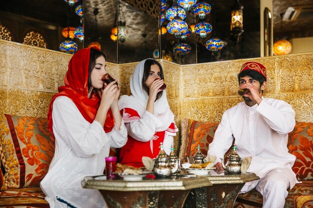 Groupe d&#39;amis dans un restaurant arabe
