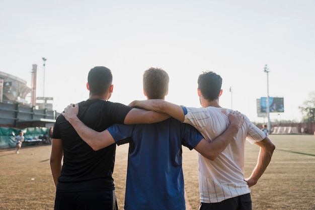 Groupe d&#39;amis debout ensemble face au stade