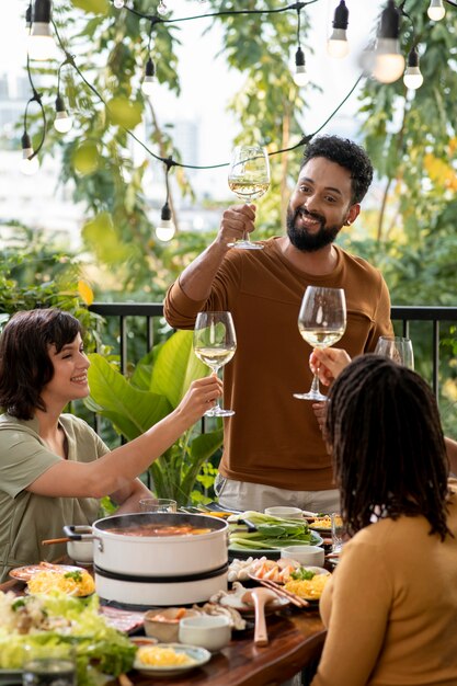 Groupe d'amis dînant au restaurant