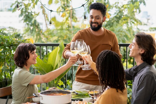 Groupe d'amis dînant au restaurant