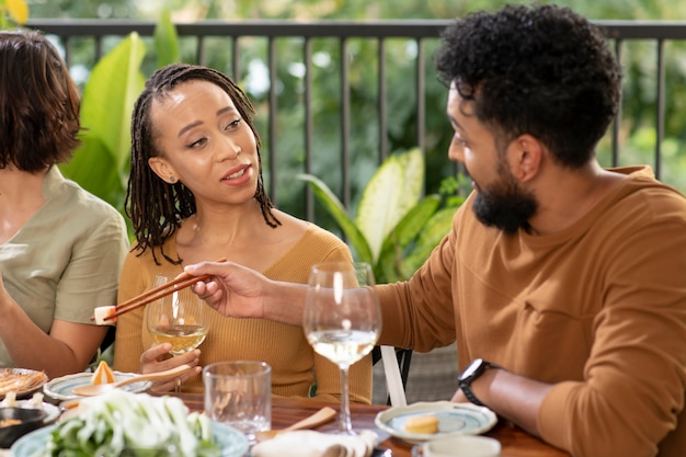 Groupe d'amis dînant au restaurant