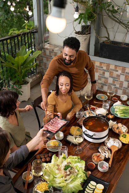 Groupe d'amis dînant au restaurant