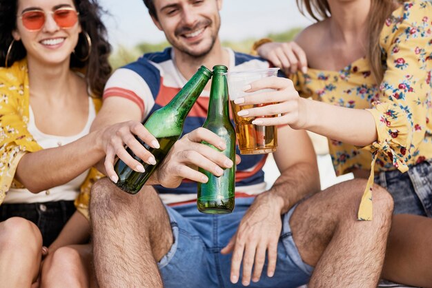 Groupe d'amis faisant un toast avec de la bière