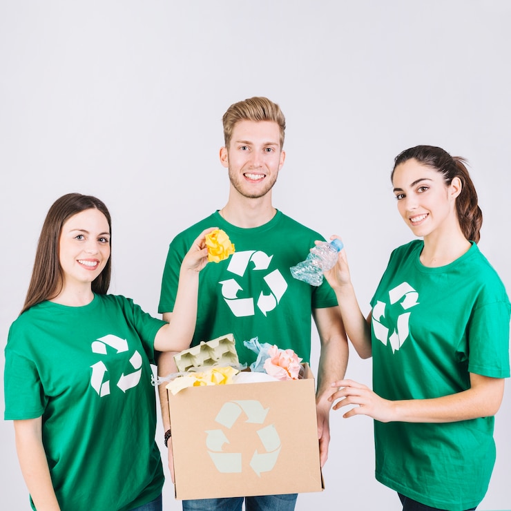 Photo gratuit groupe d'amis heureux tenant une boîte en carton avec des articles de recyclage