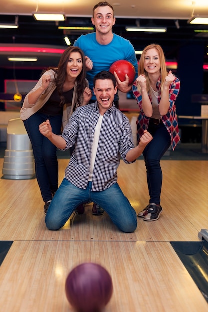 Groupe d'amis jouant au bowling