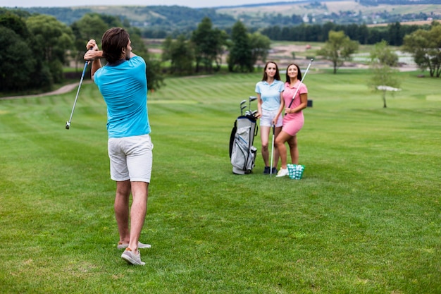 Groupe d'amis jouant au golf