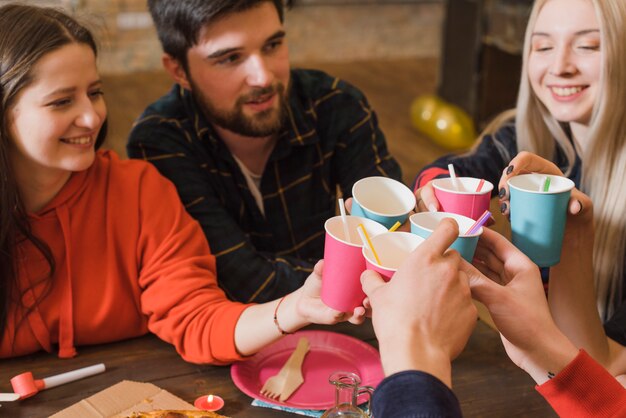 Groupe d&#39;amis lors d&#39;une fête