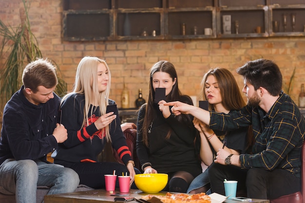 Photo gratuite groupe d'amis lors d'une fête