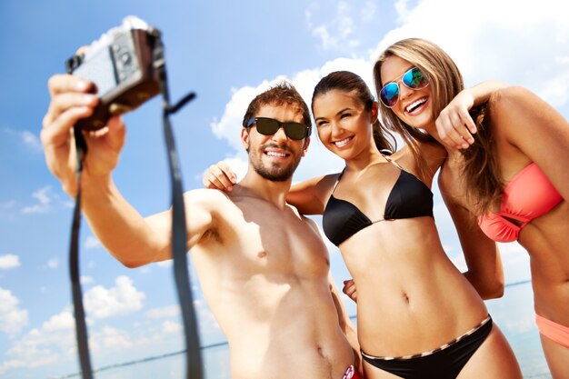 Groupe d&#39;amis en maillot de bain prendre un selfie