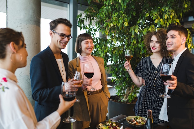 Groupe d&#39;amis mangeant au restaurant