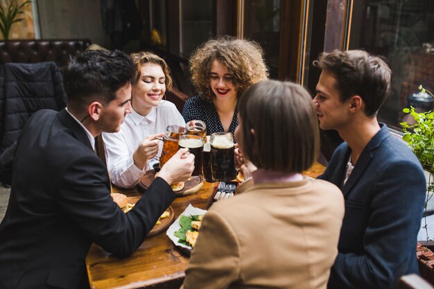 Groupe d&#39;amis mangeant au restaurant