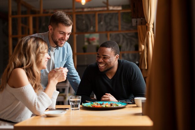 Groupe d'amis, manger au restaurant