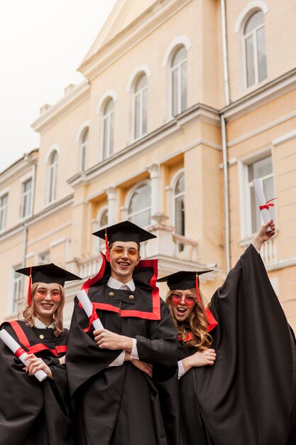 Groupe d'amis à l'obtention du diplôme ensemble