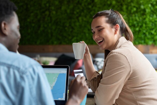 Groupe d'amis planifiant un voyage dans un café