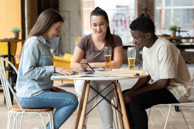 Groupe d'amis planifiant un voyage dans un café