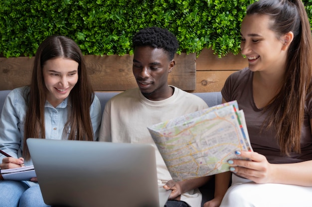 Groupe d'amis planifiant un voyage dans un café