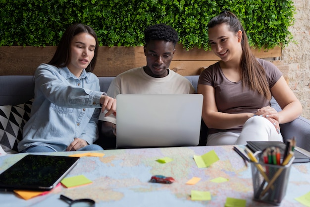 Groupe d'amis planifiant un voyage dans un café