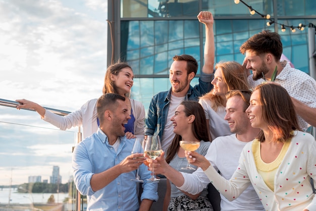 Groupe d&#39;amis portant un toast lors d&#39;une fête