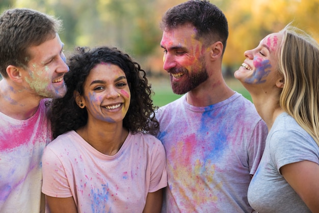 Groupe d'amis posant couverts de couleur