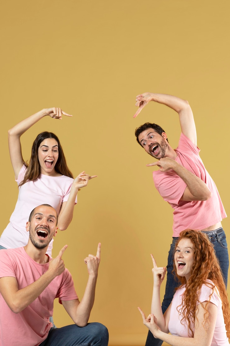 Photo gratuit groupe d'amis posant ensemble