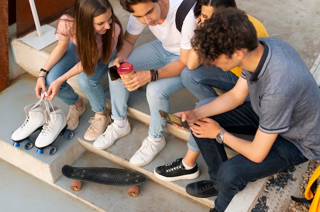 Groupe d'amis prenant un café en plein air dans la ville