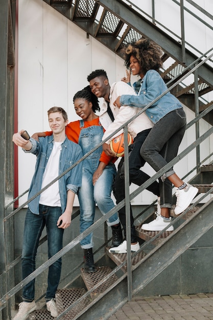 Groupe d'amis prenant un selfie ensemble