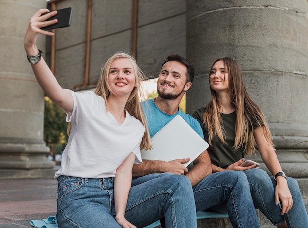 Groupe d'amis prenant un selfie