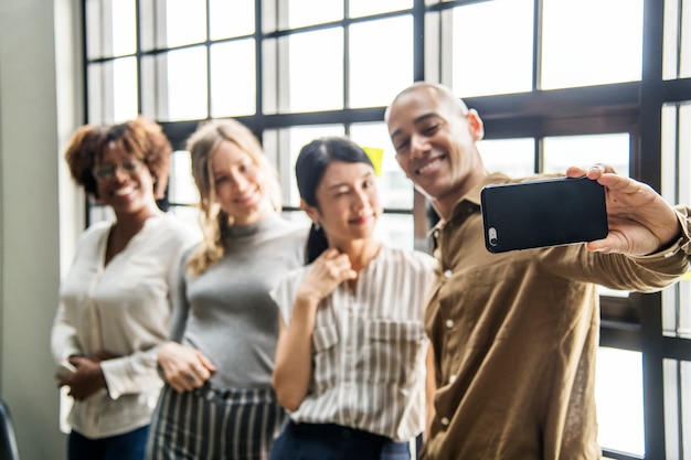 Photo gratuite groupe d'amis prenant un selfie