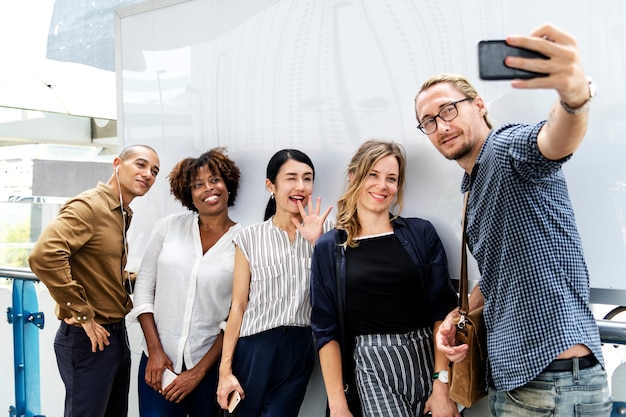 Groupe d&#39;amis prenant un selfie