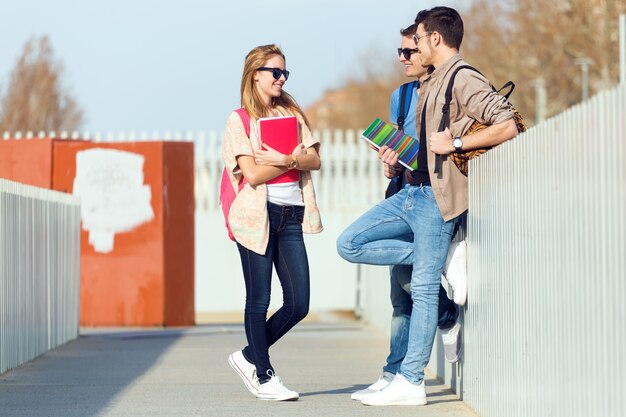 Un groupe d&#39;amis qui parle dans la rue après la classe