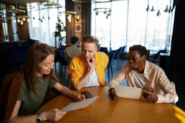 Groupe d'amis regardant le menu ensemble au restaurant