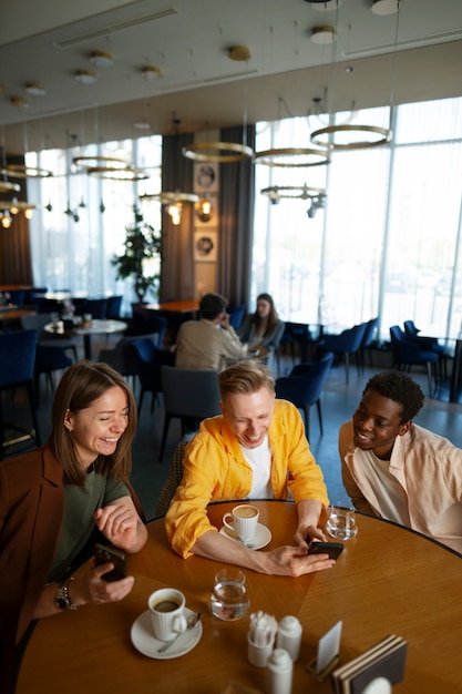 Photo gratuite groupe d'amis regardant le menu ensemble au restaurant