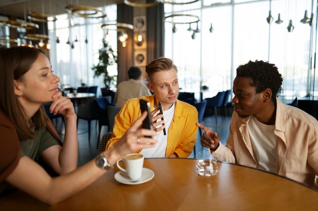 Groupe d'amis regardant le menu ensemble au restaurant