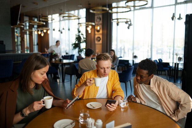 Groupe d'amis regardant le menu ensemble au restaurant