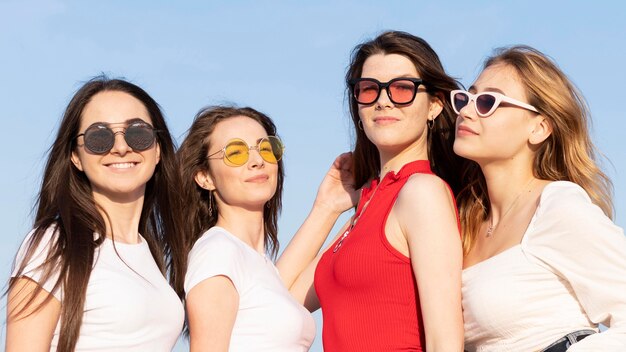 Groupe d'amis s'amusant à la plage